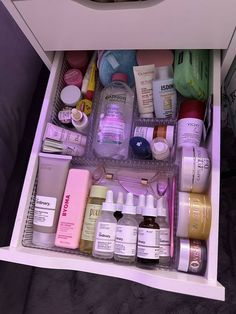 Organized Vanity Drawers, Pink Organizer, Rangement Makeup, Makeup Beauty Room, Makeup Collection Goals, Beauty Room Vanity, Room Organization Bedroom, Drawer Organization, Makeup Drawer Organization