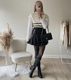 Fall Pleated Short Skirt, Leather Pleated Mini Skirt For Fall, Trendy Winter Mini Pleated Skirt, Fall Leather Pleated Mini Skirt, Leather Mini Skirt Sweater Outfit, Boots 2022, Rich Girl Fashion, Tights Outfits