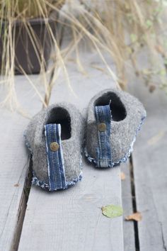 Felted unisex slipper with recycled jeans soles Slippers From Old Sweaters, Felted Slippers Pattern, Old Sweater Crafts, Felting Machine, Sweater Crafts, Shoe Patterns, Felted Shoes, Felt Slippers, Diy Slippers