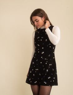 Black Cord Floral Boston Mini Shift Dress Cord Pinafore Dress Outfit, Shift Dress With Shirt Underneath, Casual Dress With Jacket, Vintage Floral Dress Outfit, Mini Dress Autumn Outfit, University Outfits Women, Autumn Mini Dress, Tumblr Fashion Aesthetic, Short Dress Fall Outfit