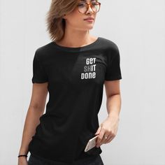 Die T-Shirts mit ihren minimalistischen Designs bieten eine bequeme Passform und vielseitige Styling-Optionen. Sie eignen sich perfekt als Statement-Piece für Frauen und Männer, die einen inspirierenden Look suchen. Ob für den täglichen Gebrauch, Freizeitaktivitäten oder als Geschenkidee für einen besonderen Menschen, unser T-Shirt wird sicherlich Aufmerksamkeit erregen. Etsy Shop