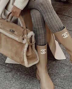 Chanel Rain Boots, Purse Outfit, Chanel Boots, Winter Bags, Winter Outfit Inspiration, Kelly Bag, Fancy Bags, Big Bags, Classic Outfits