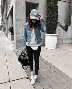 Grey Sneakers Outfit, Outfit Grey, Look Legging, Casual Weekend Outfit, Woman Yoga, Jean Jacket Outfits, Athleisure Trend, Pants Outfit Casual, Athleisure Women