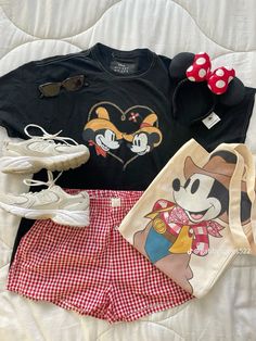 Aesthetic Disney T Shirt, Disney Outfits Baddie, Summer Outfits Theme Park, Disney Shirts Aesthetic, Disney World Themed Outfits, Vintage Disney Outfit Aesthetic, Disneyworld Outfit Summer Women, September Disney Outfits, Cool Disney Outfits