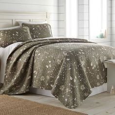 the comforter is made up and ready to be used in any room or bed