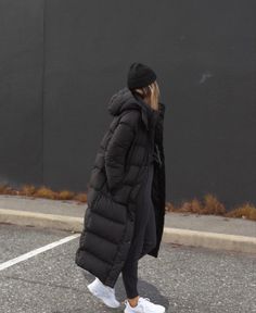 Long Winter Puffer Coat, Long Puffer Jacket Outfit Winter Style, Long Black Puffer Coat Outfit, Long Puffer Outfit, Black Puffer Coat Outfit, Long Puffer Coat Outfit, Winter Puffer Coats, Long Puffer Jacket Outfit, Long Black Puffer Coat