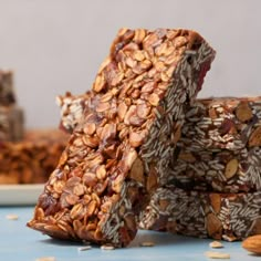 A video showing how to make homemade granola bars. Gronala Bars Recipes Easy, Rolled Oats Bars, Oats Snacks Recipes, Oats Sweet Recipes, How To Make Granola Bars, Oats Bars Recipe, Granola Bars Homemade, Oats Bar, Oats Bars