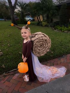 Had to pin hwr long dress up so she wouldn’t trip! Snail Craft, Teacher Costumes, Holloween Costume, Chic Halloween, Creative Halloween Costumes, Halloween Looks, Baby Costumes