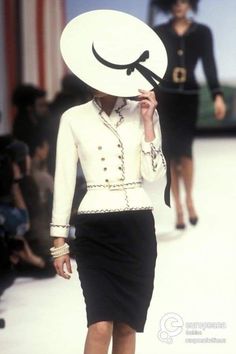 Dresses Chanel, Chanel Fashion Show, Chanel Runway, Chanel Outfit, Chanel Dress, Look Retro