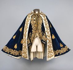 Goth Outfit, 가을 패션, Fantasy Clothing, Fantasy Fashion, Historical Clothing, Character Outfits, Blue And Gold, Mode Inspiration, Historical Fashion