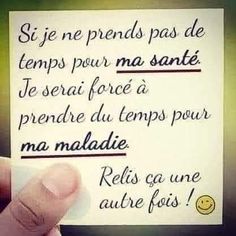 a hand holding up a piece of paper with writing on it and the words written in french