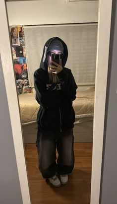 What Outfit Should I Wear, Masc Clothes Aesthetic, Carpenter Pants Women Outfit, 2016 Style, Clothing Styles Aesthetic, Beanie Outfit Street Style, Outfit Ideas Baggy, Black Jeans Outfits, Baggy Streetwear