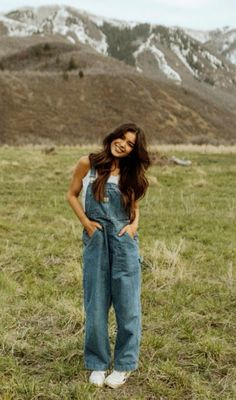 Farm Outfit Aesthetic Summer, Senior Photos Overalls, Senior Pictures Outfits Overalls, Senior Picture Overalls, Cute Photographer Outfits, Overalls Outfit Senior Pictures, Senior Picture Ideas Overalls, Overalls Outfit Photoshoot, Senior Picture Casual Outfits