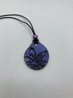 Black Polymer Clay, Flower Clay, Polymer Clay Jewelry Tutorials, Keramik Design, Ceramic Necklace, Jewelry Accessories Ideas, Polymer Clay Necklace, Clay Necklace, Ceramic Pendant