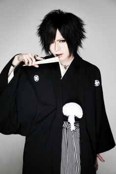 Yo Ka -DIAURA I don't really like their music but I like to watch the videos because he is really freaking spastic and its fun to watch his face when he sings and the way he jerks his body when he dances. Versailles Band, Visual Kei Boy, Japanese Boy, Japanese Men, Japanese Street Fashion, Pinterest Fashion