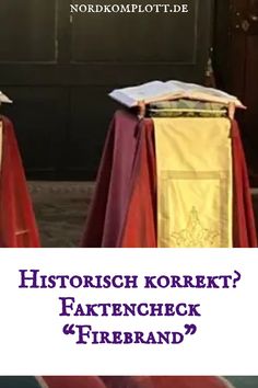 Zwei traditionelle Podeste mit Stoffüberwurf in einem historischen Setting, Text: „Historisch korrekt? Faktencheck 'Firebrand'“.