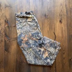 Vintage 1990s Mossy Oak Adjustable Cargo Denim Jeans Pants Camouflage Trees Branches Forest Leaves Nature Outdoor / see measurements Length:    45" Inseam:    30" Waist:    40" adjustable sizing Rip in crotch area (see photo) Please check the measurements before purchasing  -------------------------------- ⚠️ Please Note: All of our items are vintage. Please note that with vintage clothing, items may show some signs of wear. We do our best to include as much information about the items condition Camouflage Straight Leg Outdoor Bottoms, Camouflage Straight Leg Bottoms For Outdoor, Straight Leg Camouflage Bottoms For Outdoor, Camouflage Hunting Pants With Pockets, Forest Leaves, Rare Clothing, Denim Jeans Pants, Jeans Cargo, Camo Pants