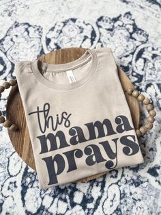 THIS MAMA PRAYS in tan🖤 Unisex fit Brand: Bella and canvas Easy Shirt Designs, Christian Mama Shirts, This Mama Prays, Christian Tshirt Design Ideas Vinyl, Christian Mom Shirts, Vinyl Tshirt Designs, Mama Shirts Vinyl, Sublimation Ideas T Shirts Design, Mom Tshirt Ideas