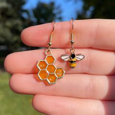 Pair of Bee and Honeycomb Earrings *Lightweight *Hypoallergenic and nickel free *Handmade   *Super cute and trendy *Perfect for your favorite beekeeper! Fun Earing, Honeycomb Earrings, Bug Earrings, Weird Style, Amazing Earrings, Funny Jewelry, Novelty Earrings, Earrings Nature, Nature Earrings