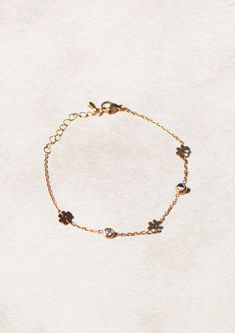 The Lucky Clover Bracelet blends the luck of the clover with the serenity of the sea. This delicate gold chain features charming clover accents, perfect for adding a touch of ocean-inspired elegance to your everyday look. Material: Stainless Steel Waterproof: Yes Hypoallergenic: Suitable for sensitive skin Durability: Non-tarnish Each of our products is beautifully packaged in an elegant, reusable, and recyclable jewellery box, ready for gifting. White Clover, Delicate Gold Chain, Minimalist Jewellery, Clover Design, Clover Bracelet, Clover Charm, Wedding Jewelry Bracelets, Lucky Clover, Jewellery Gift