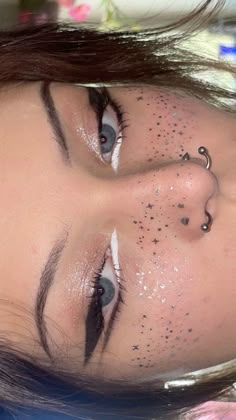 tattoo glitter freckles makeup Elf Freckles, Metallic Freckles, Glitter Freckles Tattoo, Makeup Ideas Sparkly, Sparkly Freckles, Silver Freckles, Festival Rave Makeup, Cheek Makeup Looks, Rhinestone Freckles