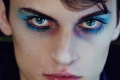 Mens Glam Makeup, Comic Book Makeup Men, Mens Eyeshadow, Blue Smoky Eyes Makeup, Men Makeup Aesthetic, Guy Makeup Looks, Male Model Makeup, Boys With Makeup, Male Eye Makeup