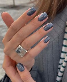 Sencillas y Origínales Smink Inspiration, Casual Nails, Blue Nail Polish, Gray Nails, Makijaż Smokey Eye, Blue Nail, Nails 2024