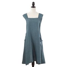 This solid color Criss Cross Back Apron is easy to pair or match no matter what your kitchen décor is. It's greatly comfortable, made with 100% linen that also lends it a rustic, farmhouse look. The design features two side pockets, which come in handy for towels, kitchen tools or even your phone. Its highly practical design is perfectly complemented by its chic, stylish fashion. Kitchen Decor Farmhouse Style, Homemade Aprons, Old House Design, Crossback Apron, Egg Apron, Japanese Style Apron, Linen Apron Dress, Gathering Apron, Flirty Aprons