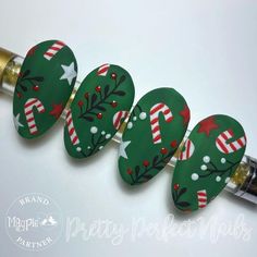 Christmas Nails Stamping, Wreath Nails Christmas, Christmas Nail Stamping Ideas, Sweater Weather Nails, Nails Navidad, Christmas Nail Art Easy, Holiday Nail Designs, Cute Christmas Nails