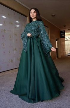 Dark Green Gown Elegant, Modest Evening Wear, Modest Gowns Evening, Indian Dresses To Wear To A Wedding As A Guest, Elegant Dresses Gala, Prom Dresses For Hijabis, Simple Gown Designs For Party, Hijabi Party Dress, Modest Ball Gowns