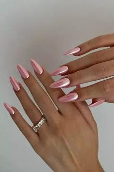 light pink chrome nail ideas Paznokcie Hello Kitty, Kutek Disney, Pink Chrome Nails, Unghie Nail Art, Chrome Nails Designs, Nagel Tips, Pearl Nails, Metallic Nails, New Year's Nails