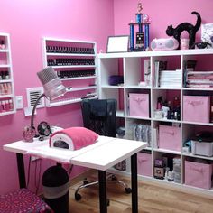 Nail Art Business, Home Nail Salon Ideas, Nail Technician Room, Sunflower Lamp, Skull Table, Nail Room Ideas, Tech Room, My Sunflower, Uñas Ideas