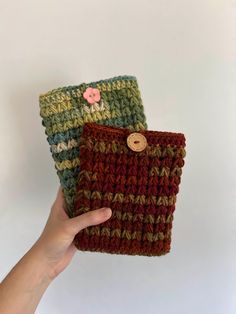 Needing a perfect gift for a book lover? This crochet book sleeve and kindle sleeve will keep your books safe while on the go! Book sleeves fit a standard paperback (has a little stretch to them), the kindle sleeves fit a kindle paperwhite and other e-readers that are similar in size! They also each have a button closure! - SIZING - Book Sleeves: Height - 8" Width - 6" Kindle Sleeves: Height - 7" Width - 5.5" - DETAILS - Made out of 100% acrylic yarn - MORE - You can find more book accessories here: https://www.etsy.com/shop/AshtenStitches?section_id=42277885 Pattern from: LTKCuties - FIND MORE HERE -  Instagram: @ashtenstitches Find tutorials on YouTube: https://www.youtube.com/c/AshtenStitches Kindle Crochet Cover, Crochet Book Holder, Crochet Kindle Sleeve, Kindle Pouch, Book Sleeves, Loom Knitting Projects