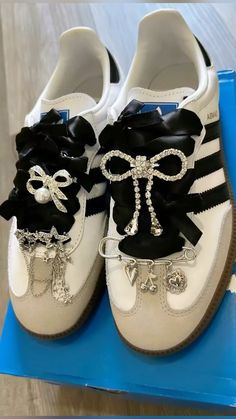 Shoes With Charms, Jacket Design Ideas, Ribbon Shoe Laces, Campus Shoes, Lazy Fits, Looks Adidas, Scarf Display, Crocs Slides, Custom Sneakers Diy