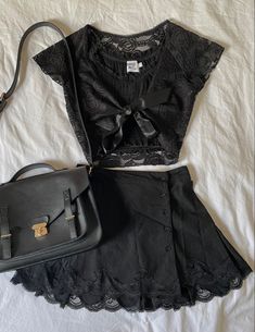 Black Outfit Skirt, Black Mini Skirt Outfit Winter, Fly Shi Only, Fall Outfits School, Outfit Idea Aesthetic, Mini Skirt Outfit Winter, Skirt Outfit Winter, 2000s Fashion Inspiration, Black Mini Skirt Outfit