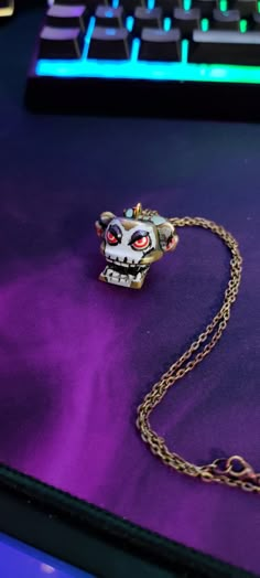 "\"Did you see me?? My monkey bomb finally worked!\" - Powder, League of Legends \".. I am the monster you created.\" Jinx monkey-bomb head necklace replica inspired by Powder's toy bomb that appears in the Arcane series. This little monkey is a must-have for all Jinx's main and lovers ♥ Made in Urethanic Resin and brass powder this necklace is also nickel free, so it can be worn by anyone and has a comfortable weight to wear without being cumbersome. The bright gold finish can easily be maintai Jinx Monkey, Jayce Viktor, Jinx Cosplay, Jinx League Of Legends, Friend Christmas, Brass Pendant, Lovely Jewellery, Journal Ideas, Cute Jewelry