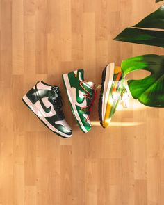 La collection Nike Green est disponible sur wethenew.com ➖ 📸 @inspringkicks Nike Green, Hummel Sneaker, Sneaker Collection, Shoe Game, Me Too Shoes, High Top Sneakers, High Tops, Street Wear