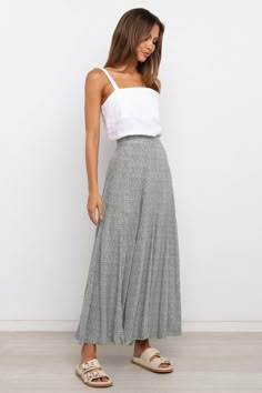 Neveah Pant - Green - Petal & Pup USA Poolside Drinks, Petal And Pup, High Waist Wide Leg Pants, Casual Wide Leg Pants, Pleated Maxi Skirt, Casual Sets, Outfits Casual, Up Girl, Fast Fashion