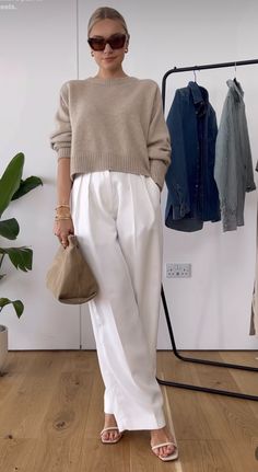 Mode Over 50, Moda Over 50, Minimalist Moda, Stile Casual Chic, Casual Chic Outfits, Casual Chic Outfit, White Pants