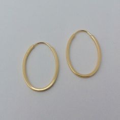 - Brinco argola em ouro 18k 750  - Design oval fio quadrado  - Acabamento polido  - Peso 0,60g  - Comprimento 1,9cm  - Largura 0,7cm  - Garantia vitalícia do metal e um ano contra defeitos de fabricação Design