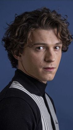 Fancy & Aesthetic Medium Curly Hairstyles for Men Medium Curly Hairstyles, Curly Hairstyles For Men, Men Haircut Curly Hair, Tom Holland Imagines, Medium Curly, Tom Holland Peter Parker, Medium Curly Hair Styles, Tom Holland Spiderman