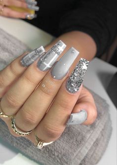 Simple Elegant Nails Acrylic, Grey White Nails Design, Silver And White Winter Nails, Grey Winter Nails Acrylic, Gray Nails With Rhinestones, Grey And Silver Nail Designs, Grey Nails With Rhinestones, Christmas Nails Elegant Silver Glitter, Grey Holiday Nails