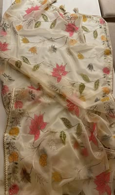 Printed Dupatta Designs Ideas, Duppata Painting Ideas, Hand Printed Dupatta, Painted Dupatta Designs, Duppattas Designs Ideas, Painted Dupatta, Fabric Colour Painting, Dupatta Designs, Dupatta Design