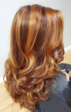 Brown Hair Inspo, Ginger Hair Color, Hair Streaks, Dyed Hair Inspiration, Hairstyles For Layered Hair, Honey Blonde Hair, Pretty Hair Color, Hair Makeover