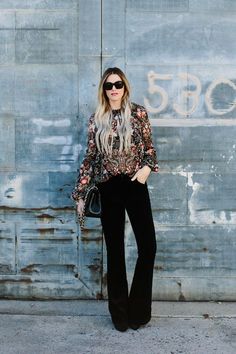 Boho Flared Pants Outfits, Velvet Pants Work Outfit, Boho Chic Outfits For Work, Velvet Flare Pants Outfit Winter, Rock And Roll Looks For Women, Bell Bottom Black Pants Outfit, Velvet Flares Outfit, Black Flair Pants Outfits Work, Velvet Black Pants Outfit