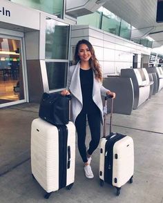 Airport Outfit Long Flight, Airport Attire, Cute Airport Outfit, Airport Chic, Comfy Airport Outfit, Sweatpants Outfit Ideas, Hapa Time, Airport Travel Outfits, Flight Outfit