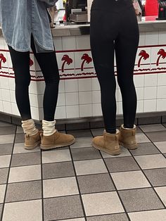 Outfit Ideas With Uggs Boots, Ugg Scuffette Outfit, Leggings With Uggs, Ultra Mini Ugg, Ugg Outfits, Mini Ugg Boots, Cozy Wardrobe, Winter Outfits Snow, Ugg Scuffette