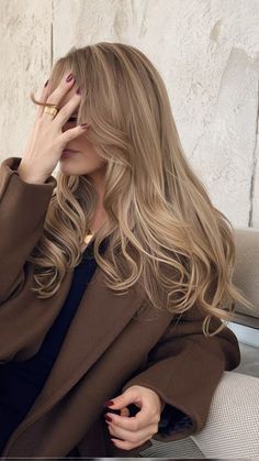 Healthy Blonde Hair, Beige Blonde Hair, Warm Brown Hair, Glamour World, Celebrity Facts, Beige Blonde, Celebrity Kids, Hair Short, Trendy Hairstyles