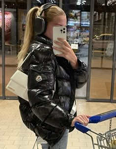 Shiny Puffer Jacket Outfit, Moncler Jacket Women Outfit, Moncler Vest, Shiny Puffer Jacket, Essex Girls, Sport Style Woman, Moncler Puffer