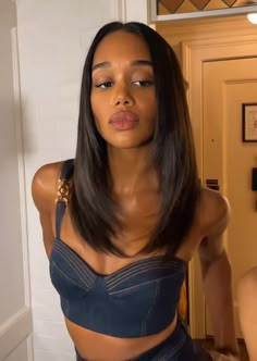 Brown Hair Cuts, Brunette Hair Cuts, Look Kylie Jenner, Medium Length Wavy Hair, Laura Harrier, Brown Hair Inspo, Layered Haircuts For Medium Hair, Short Brown Hair, Medium Short Hair